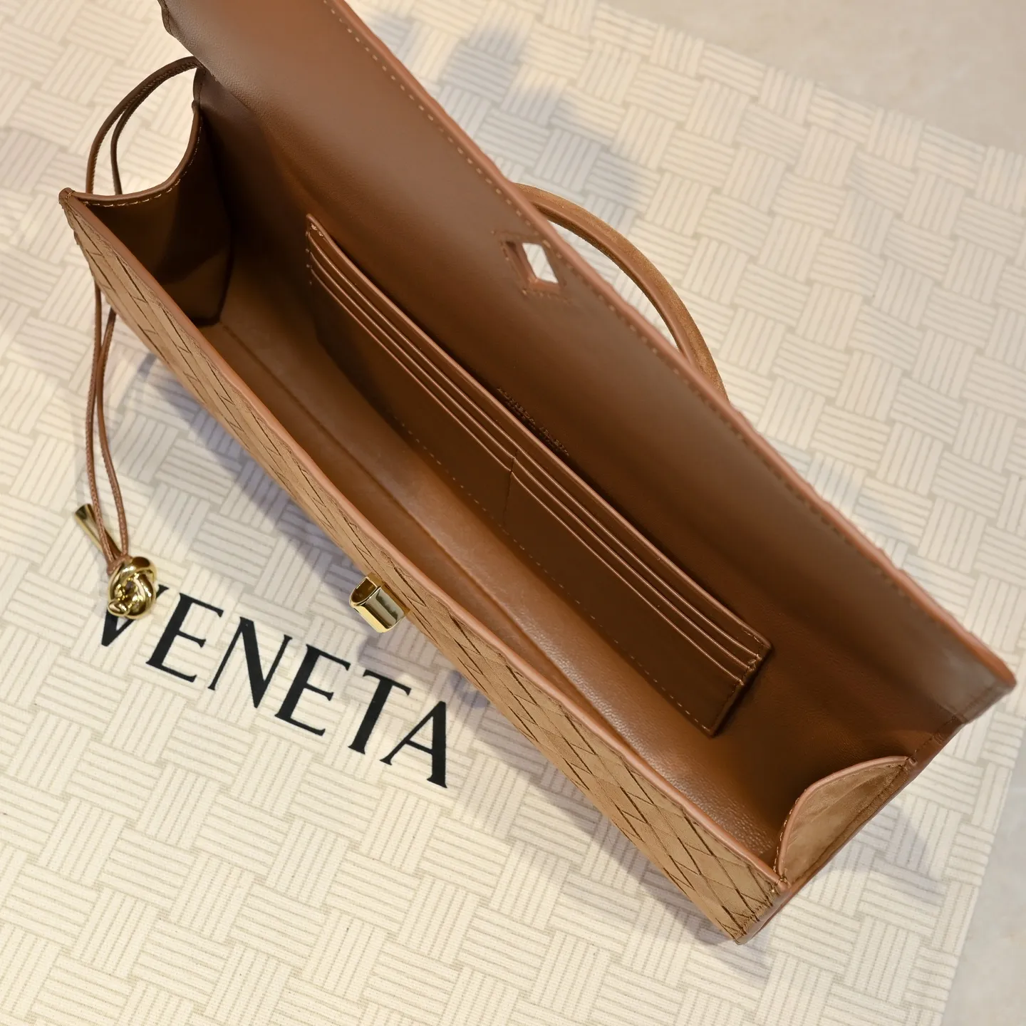Batch 1360 #Bv Clutch long clutch bag equipped with handles, the design of the clutch bag reflects the exquisite and high-end taste ~ using exquisite craftsmanship intreccio woven suede, it can be held in the hand, carried by hand or under the arm. The metal knot embellishment exudes temperament and nobility ~ , equipped with a zipper compartment inside, it is a good companion for your daily life🧑‍❤️‍💋‍🧑, whether you are walking on the red carpet or attending a dinner, it will add a unique charm to you💞 Model: 1511 Size: 31x13x3